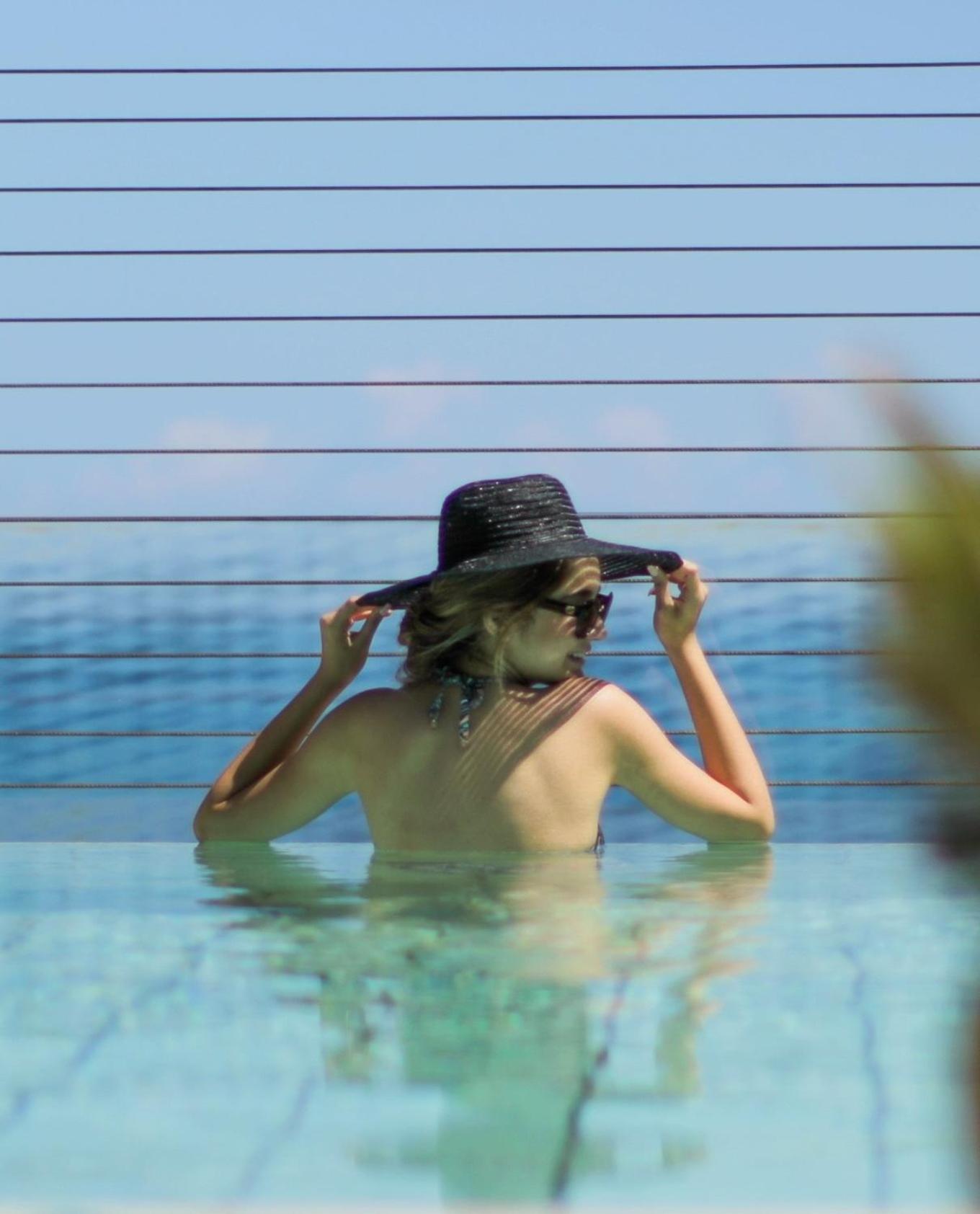 基弗里诺罗塔纳酒店 - 贝鲁特 外观 照片 A woman wearing a sun hat