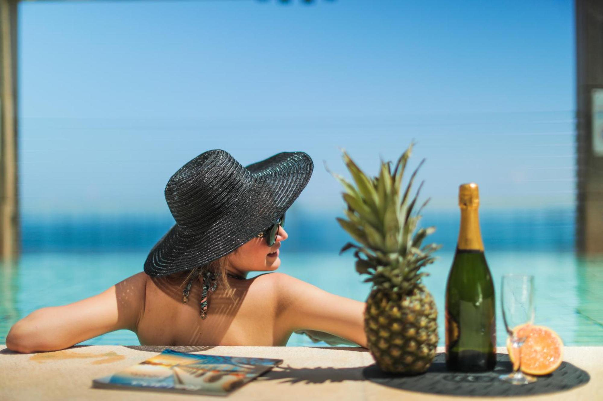基弗里诺罗塔纳酒店 - 贝鲁特 外观 照片 A woman sunbathing