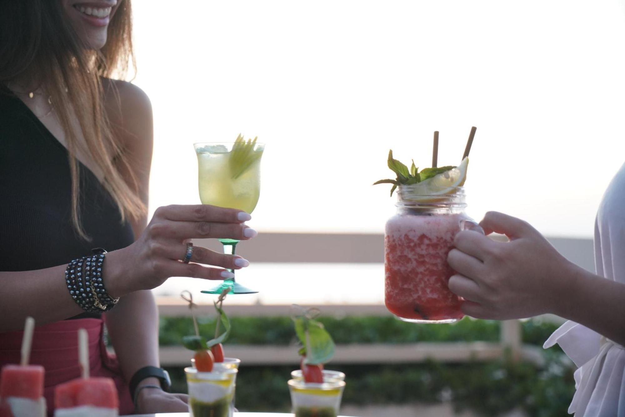 基弗里诺罗塔纳酒店 - 贝鲁特 外观 照片 Two people holding cocktails