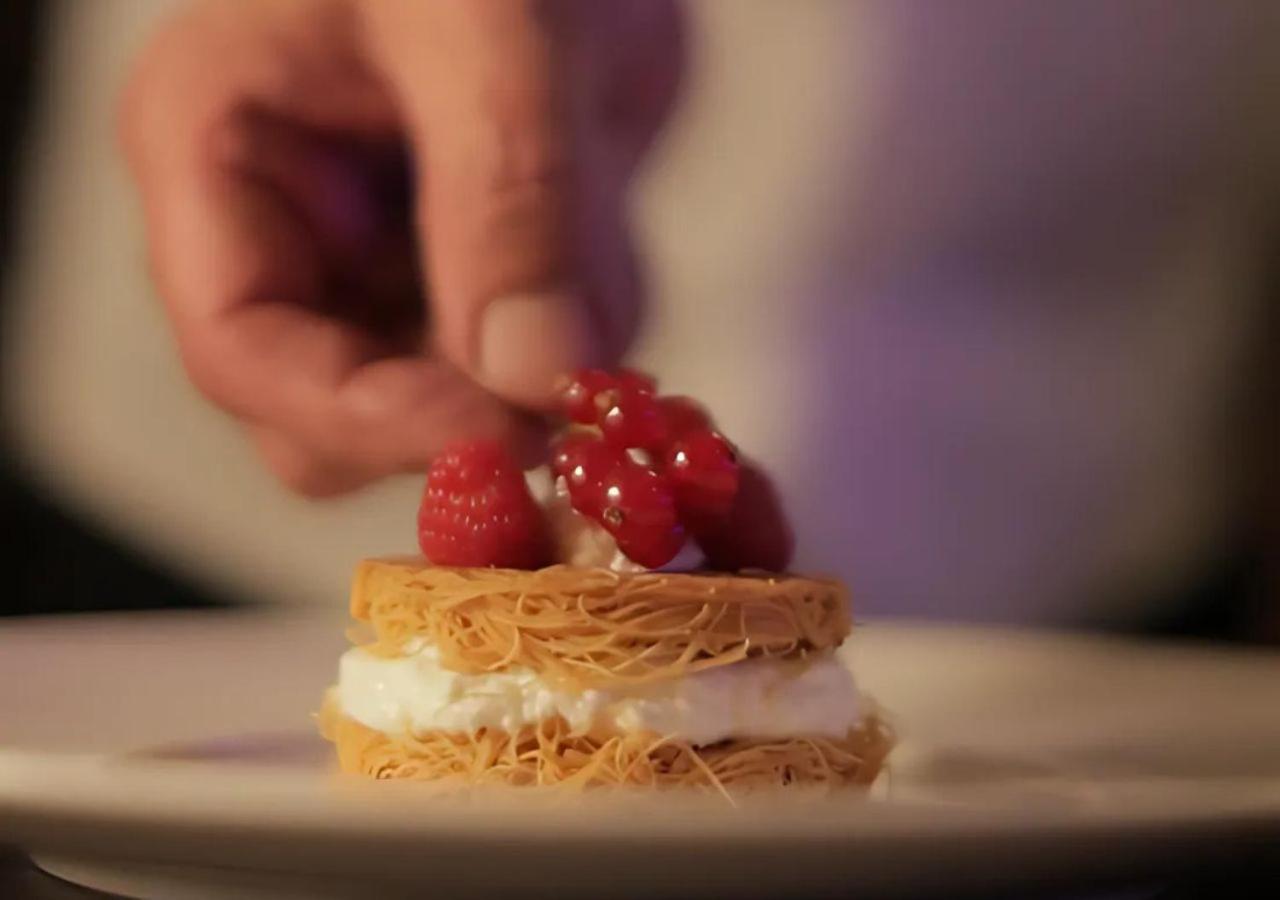基弗里诺罗塔纳酒店 - 贝鲁特 外观 照片 A pastry chef finishing a dessert